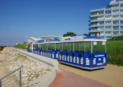 Jan-Cux-Strandbahn vor dem AHOI-Bad